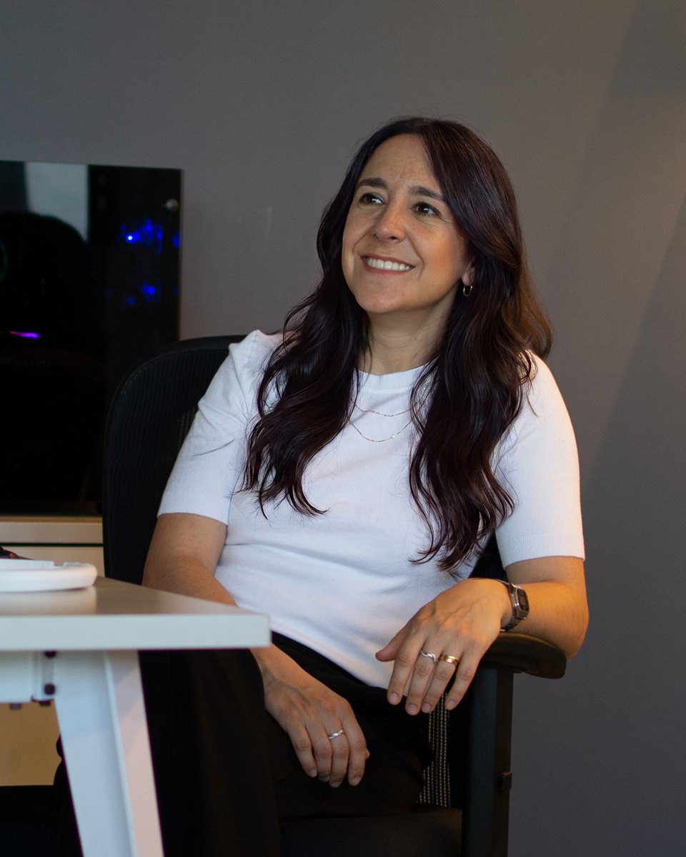 Maru Guardiola sonriendo, sentada en su estudio