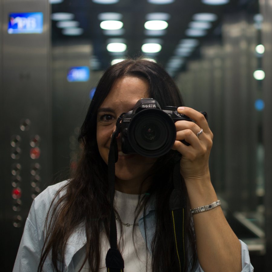 Maru sacándose una foto con una cámara réflex frente a un espejo