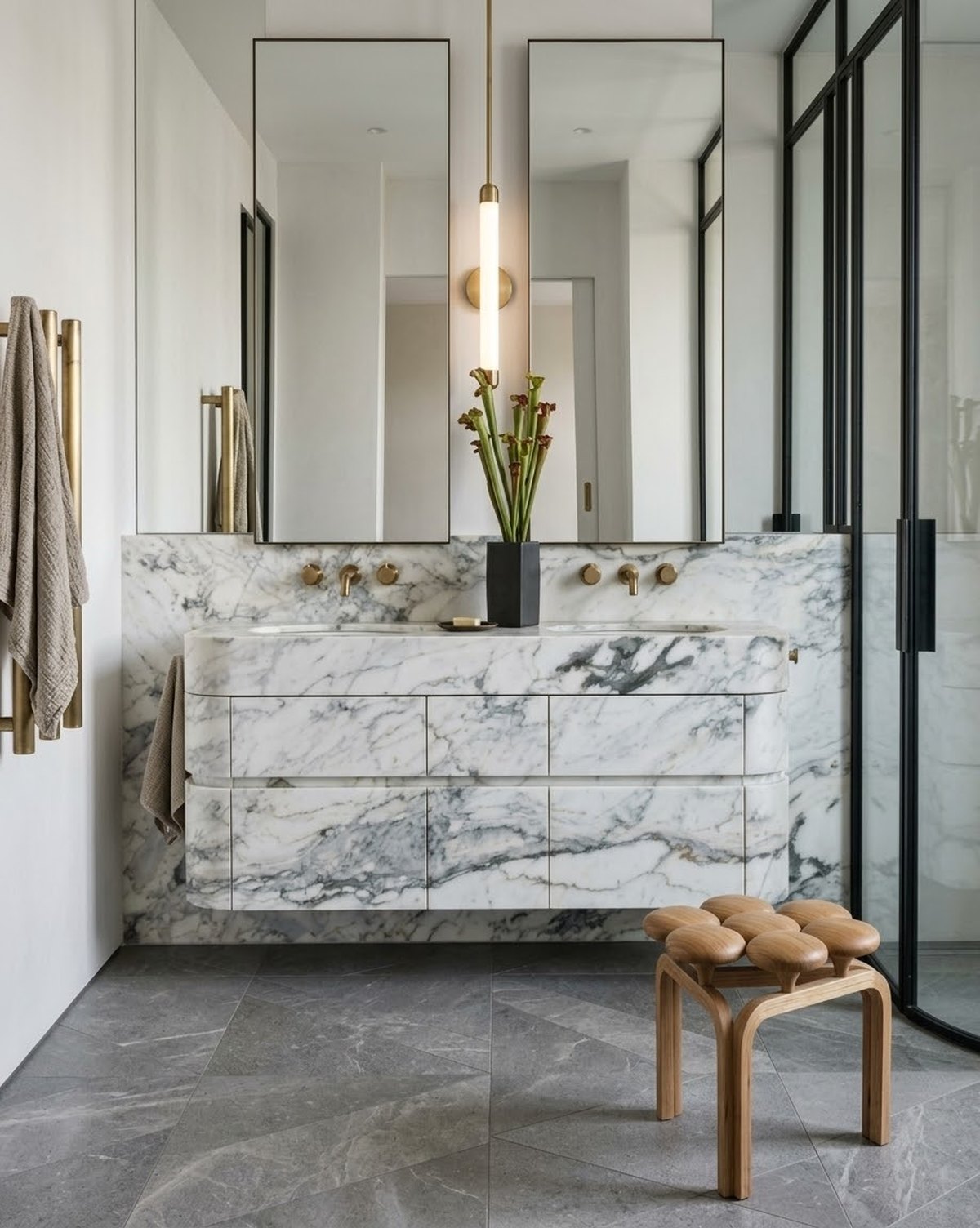 Baño con vanitory y revestimiento de mármol blanco veteado y piso gris