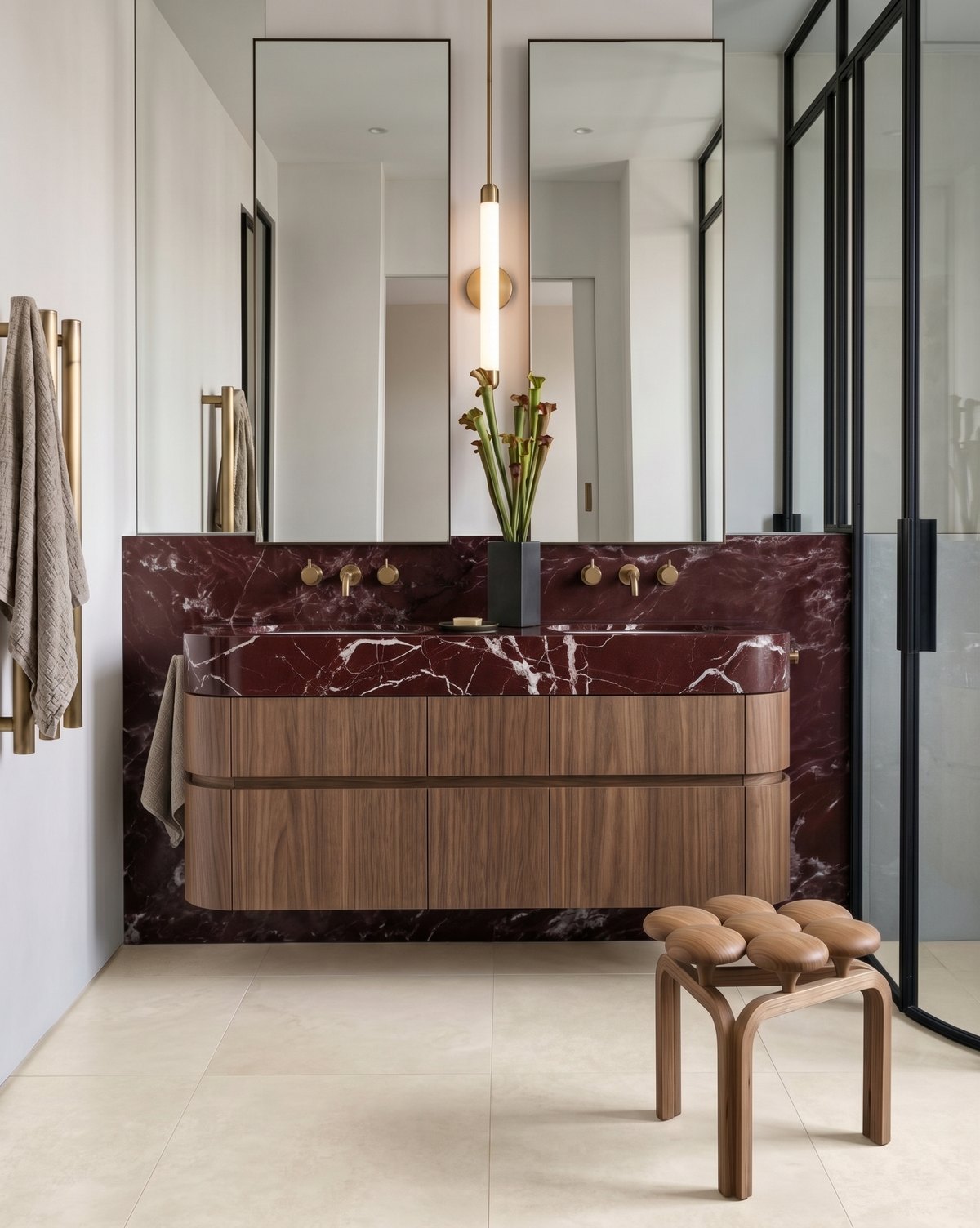 El mismo baño con mármol bordó, vanitory de madera y piso claro