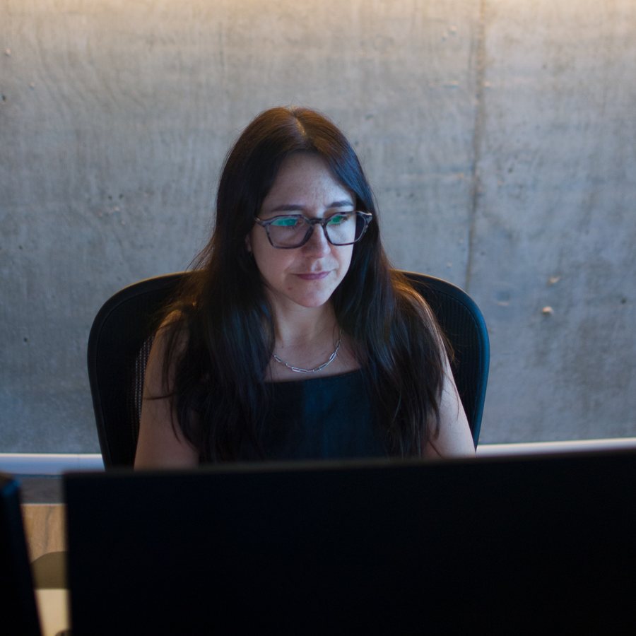 Maru trabajando frente a la computadora en su estudio