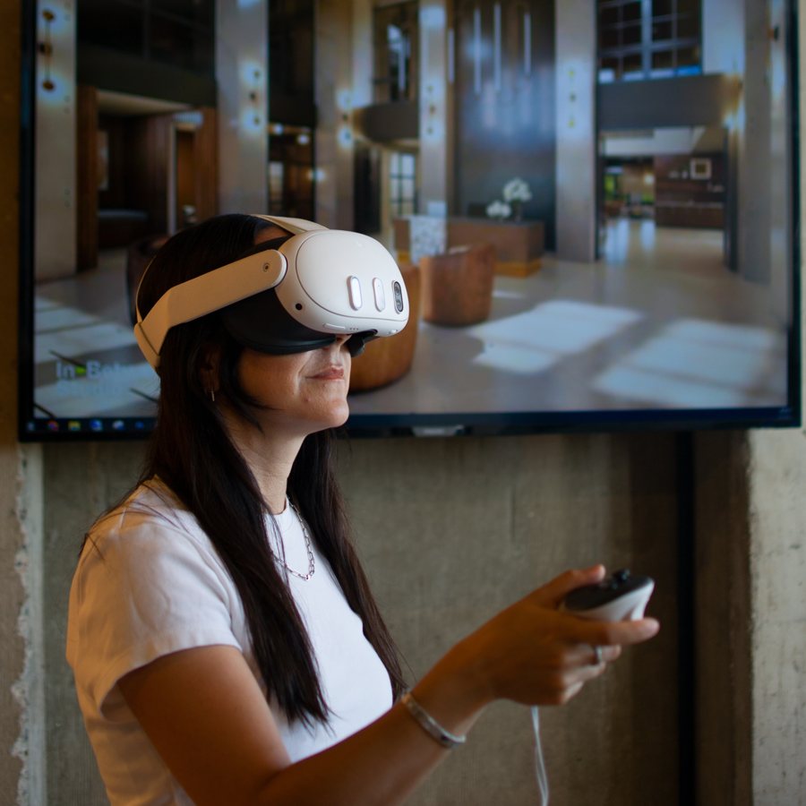 Maru con un visor de realidad virtual recorriendo un proyecto