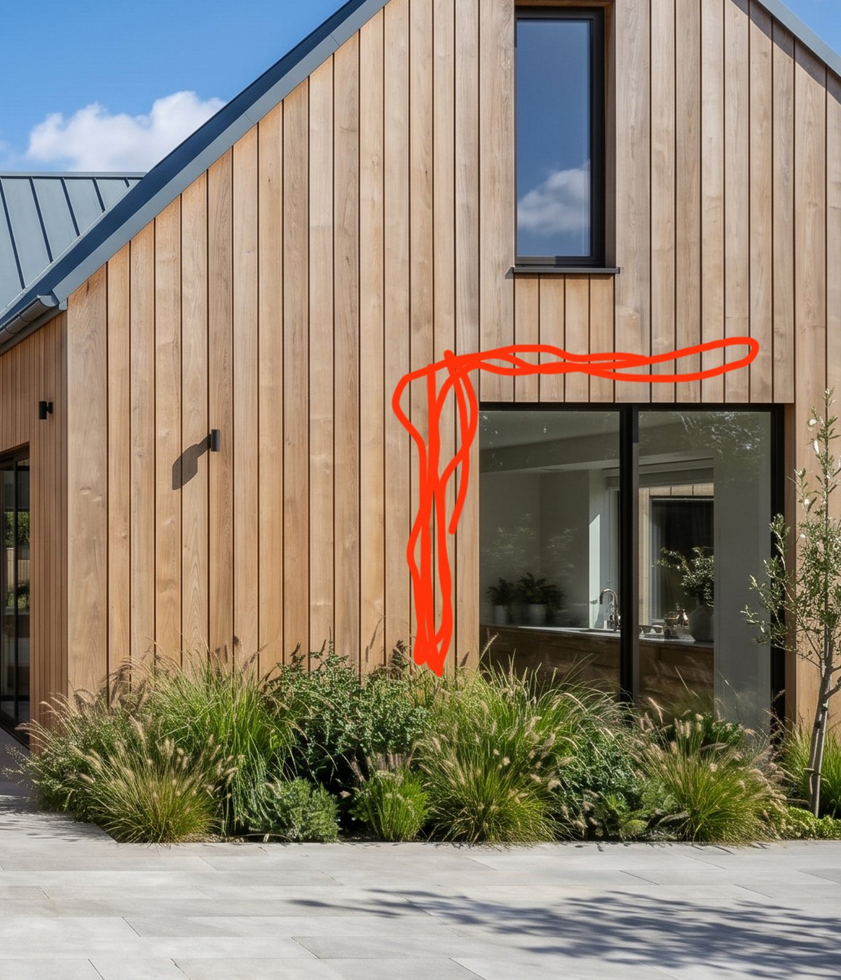 Fachada de madera con un boceto en rojo que marca dónde va la enredadera