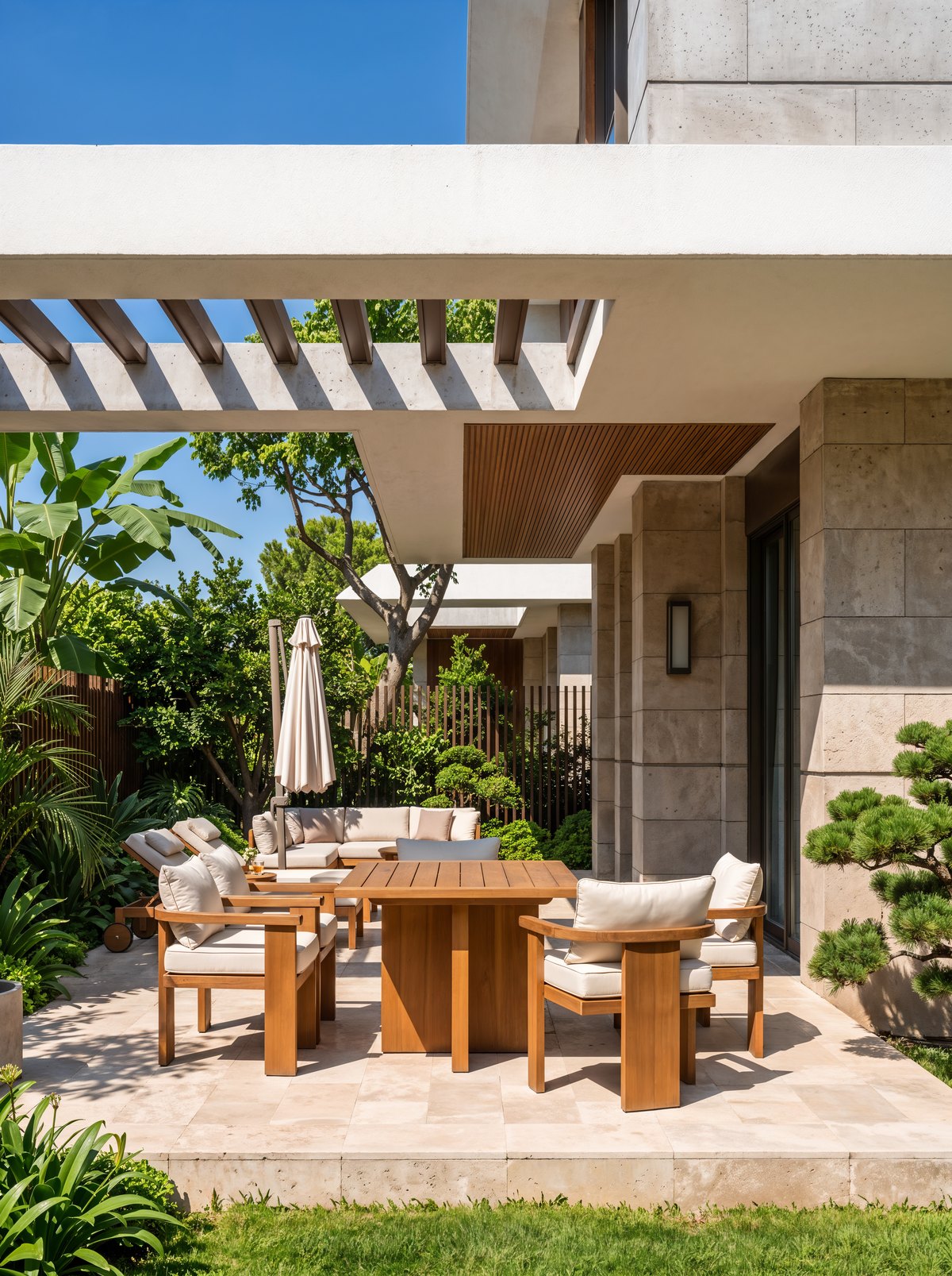 Galería exterior con mesa de madera y sillones, sin personas
